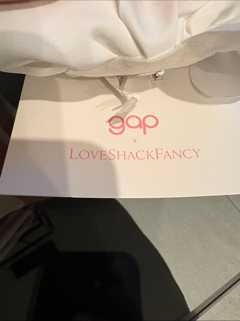 Gap x LoveShackFancy white flower pin - Picture 2 of 5